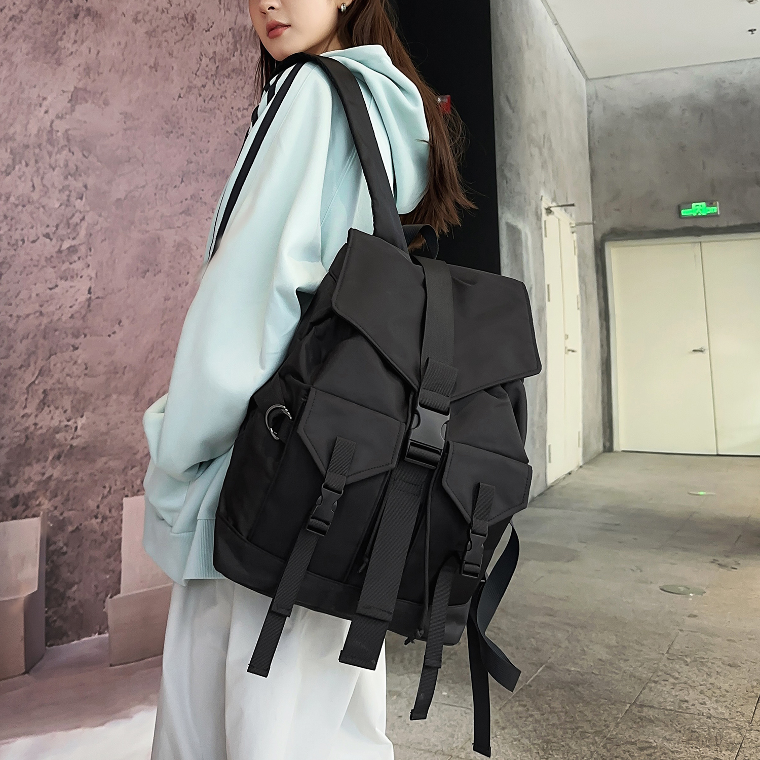 大容量轻便防泼水多口袋双肩包