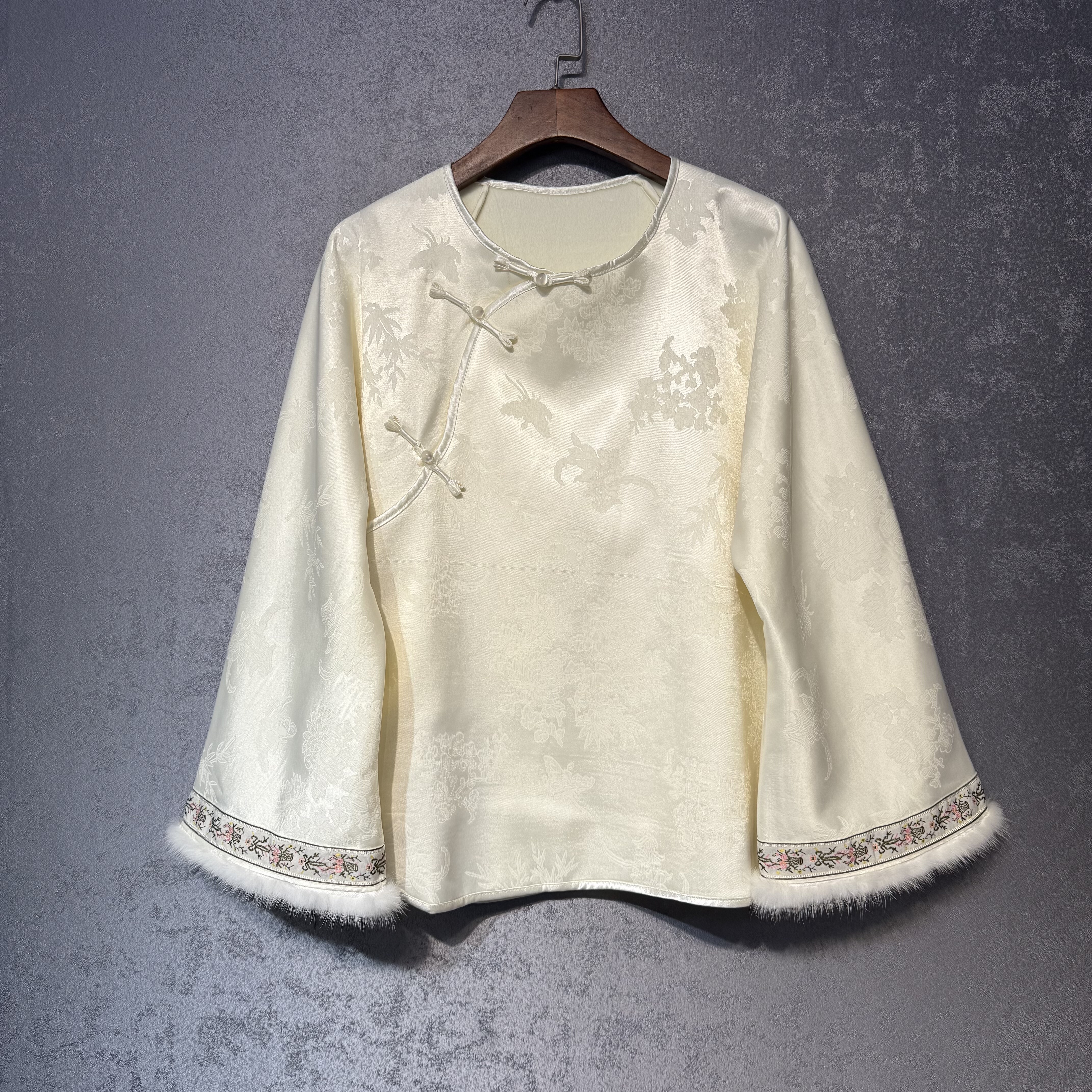 新中式盘扣斜襟刺绣提花上衣2025秋冬新款国风袖口水貂毛加绒小衫