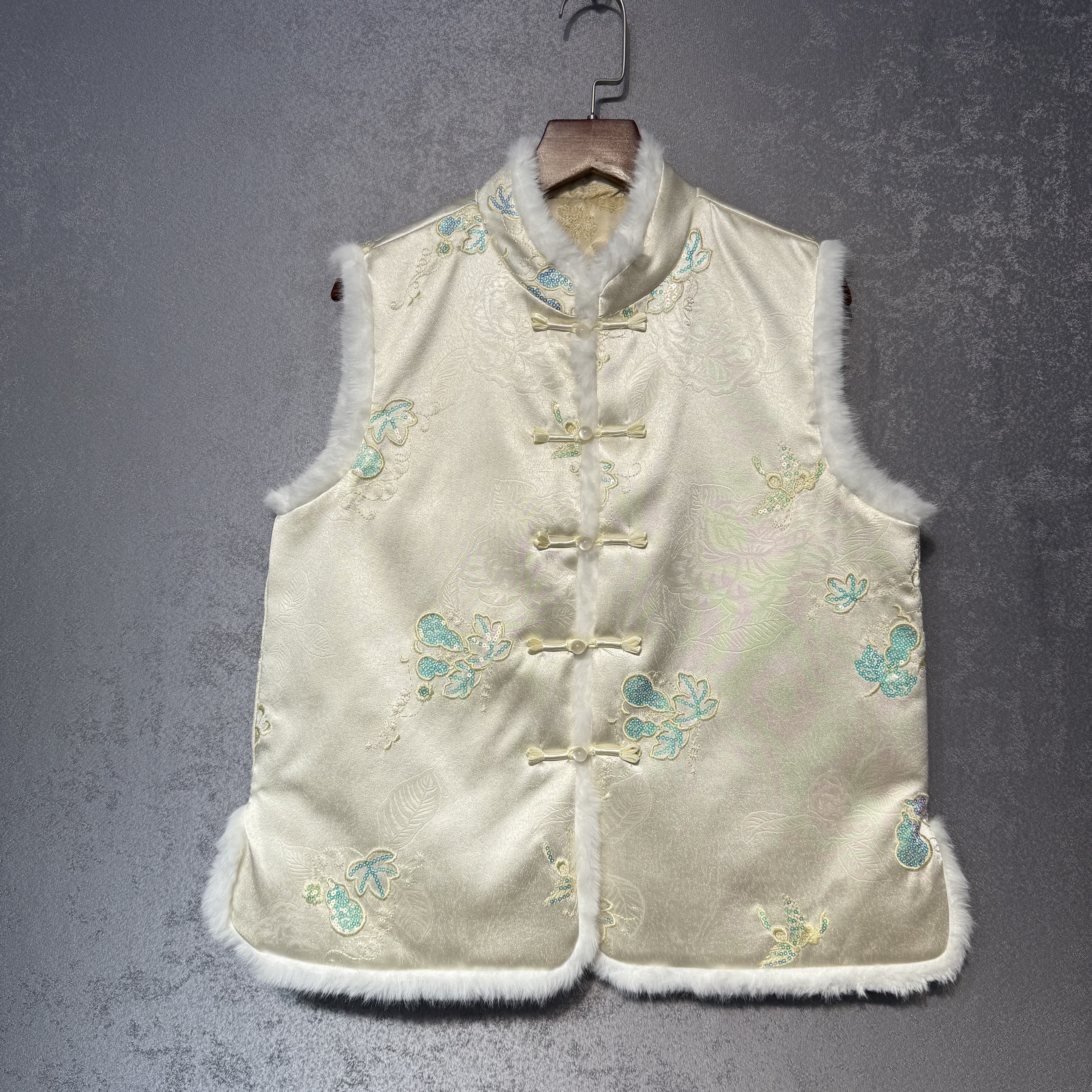 新中式国风盘扣毛领葫芦钉珠刺绣马甲女2025秋冬复古无袖加棉马夹