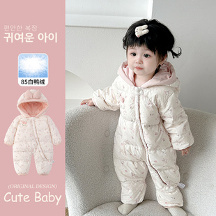 女宝宝羽绒服连体衣新生儿85白鸭绒抱衣婴儿冬季新款外出爬服