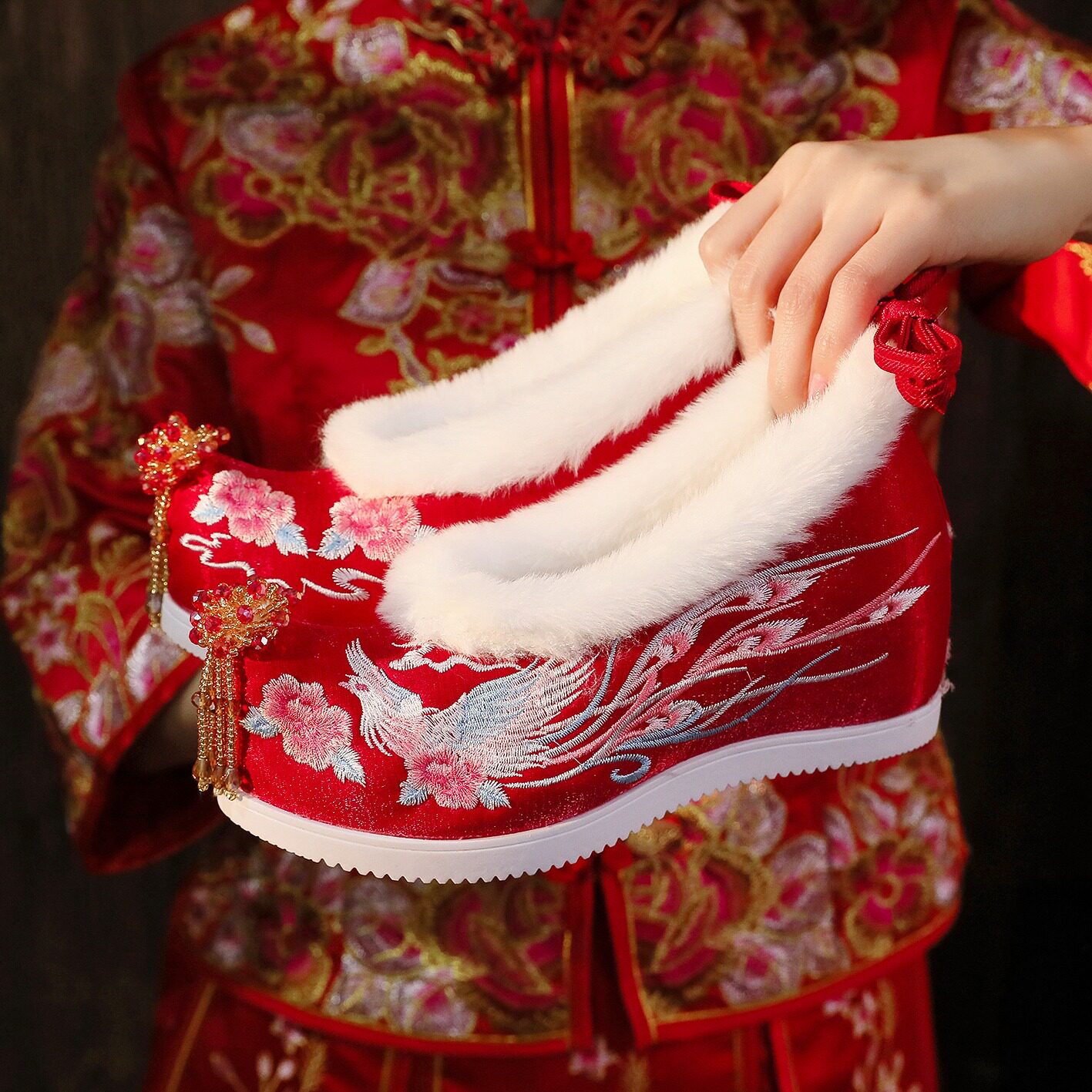 明制中式秀禾服婚鞋古装汉服新娘结婚鞋古风红色高跟绣花鞋女冬季