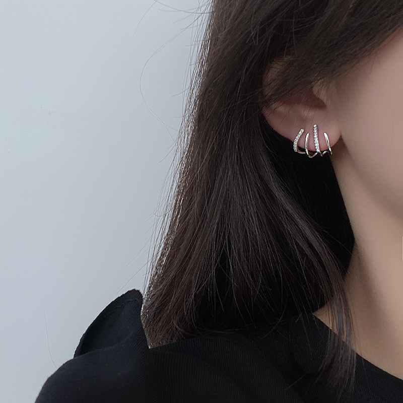 一款耳环戴出4给耳洞的效果