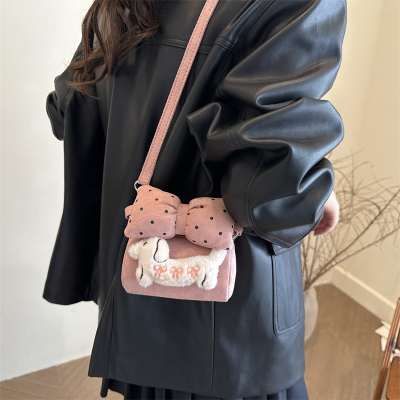 秋冬季麂绒皮洋气手提蝴蝶结香肠狗枕头包小女孩百搭斜跨配饰包潮