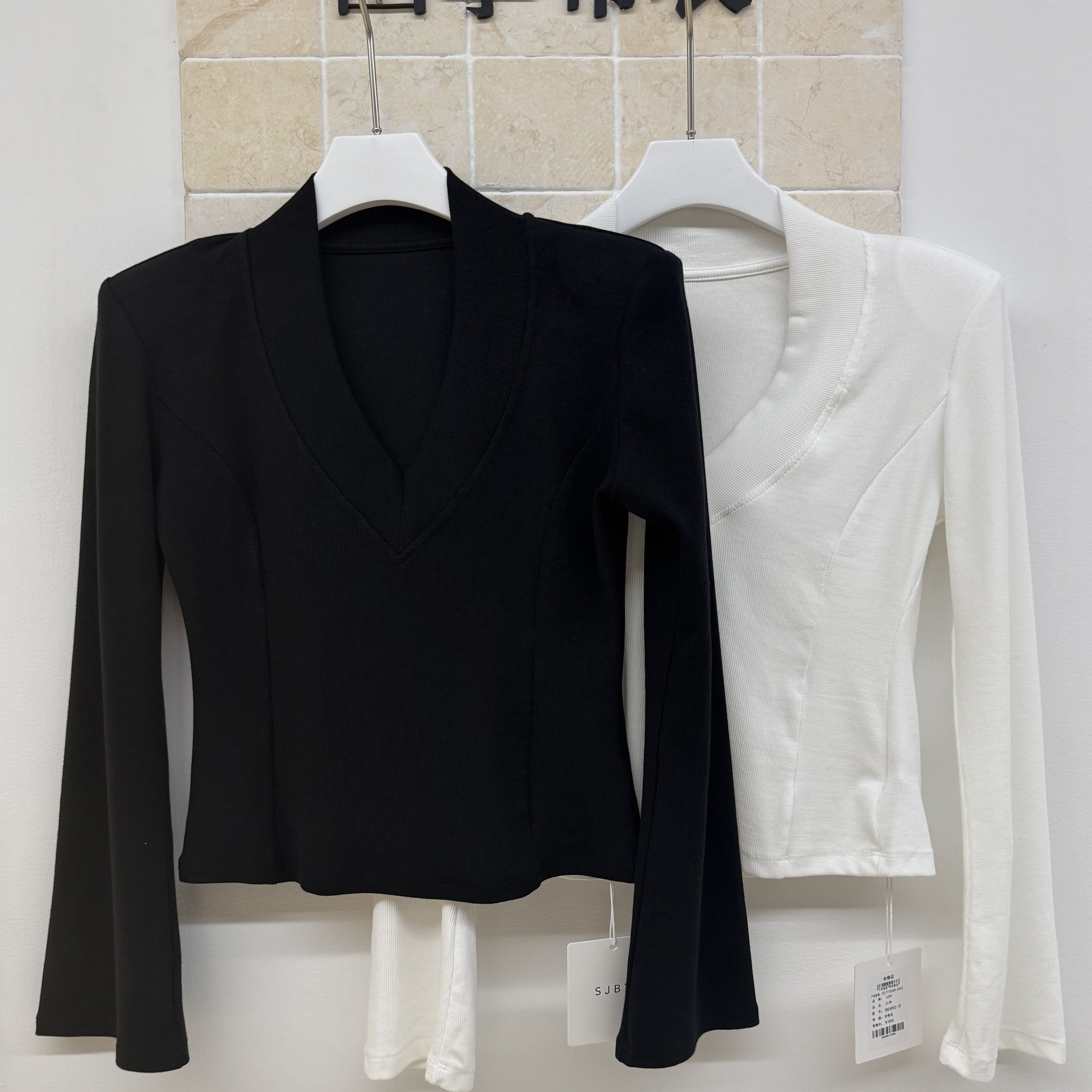 SJBY 6882 2025秋季新款V领修身显瘦长袖T恤女内搭打底衫垫肩上衣