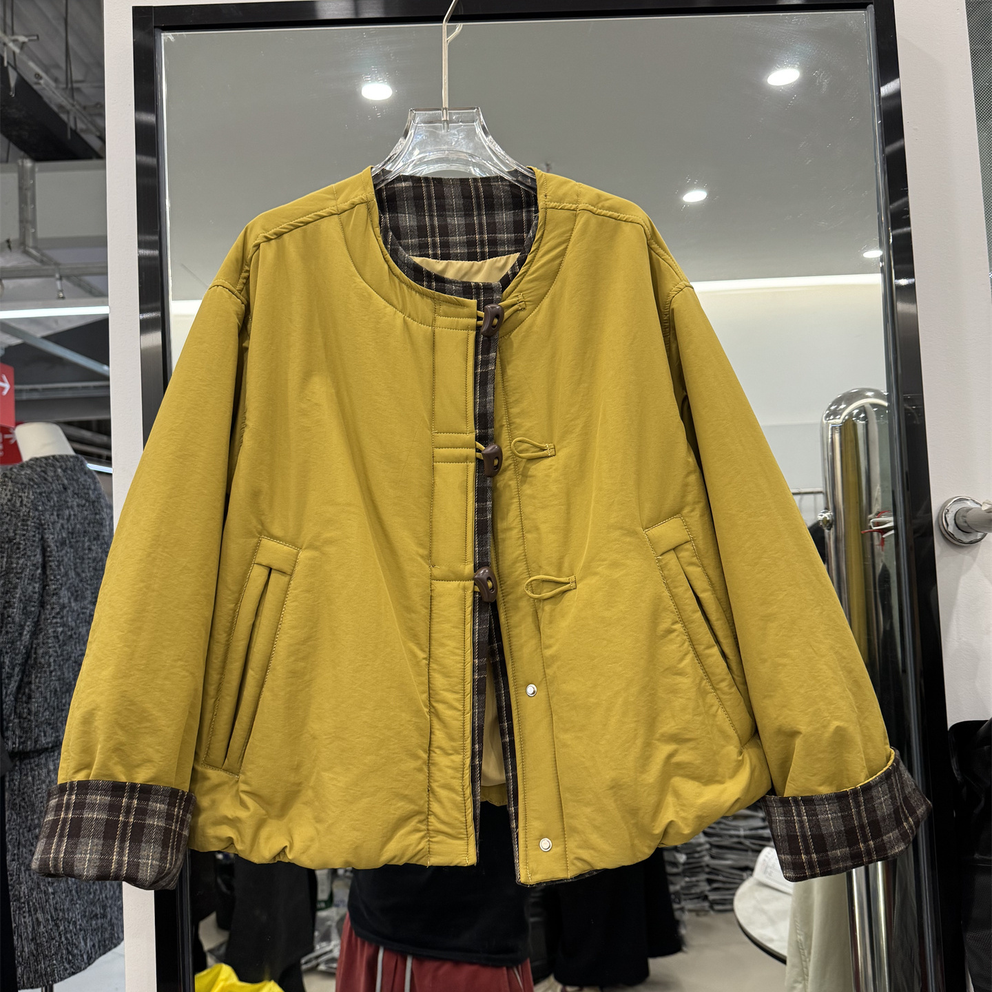 韩系设计感棉服女2025冬季新款保暖小木扣外套大衣棉衣翻袖咖格子