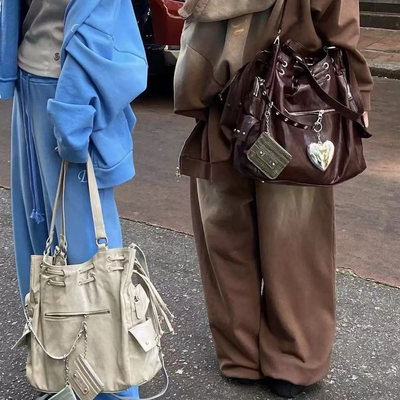 韩国Deinet包包女2025春夏新款铆钉机车风大容量斜挎单肩托特包潮