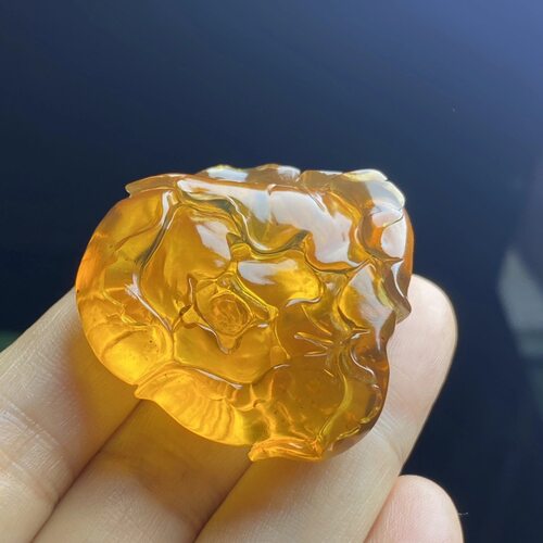 保真天然缅甸琥珀雕刻而成的牡丹花 重13克
