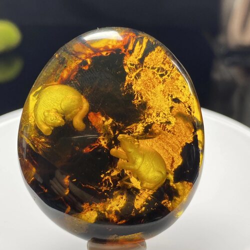 天然缅甸琥珀金珀特色植物珀阴雕两只老鼠鼠来宝吊坠纯天然重17克