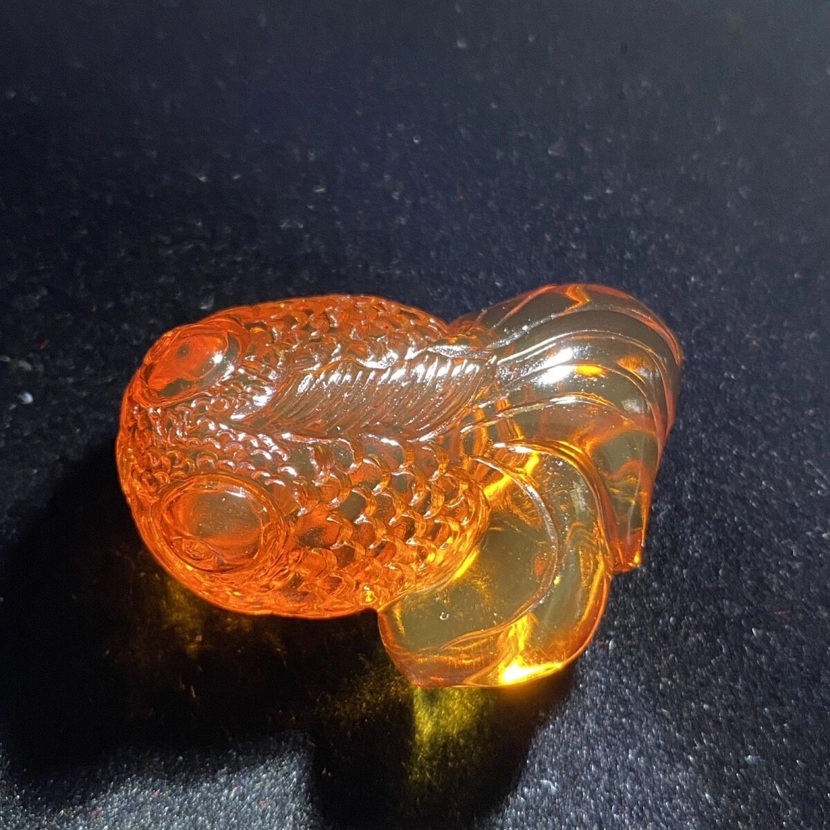 保真原矿天然缅甸琥珀红茶绿膜变色龙金鱼挂件重10.4克