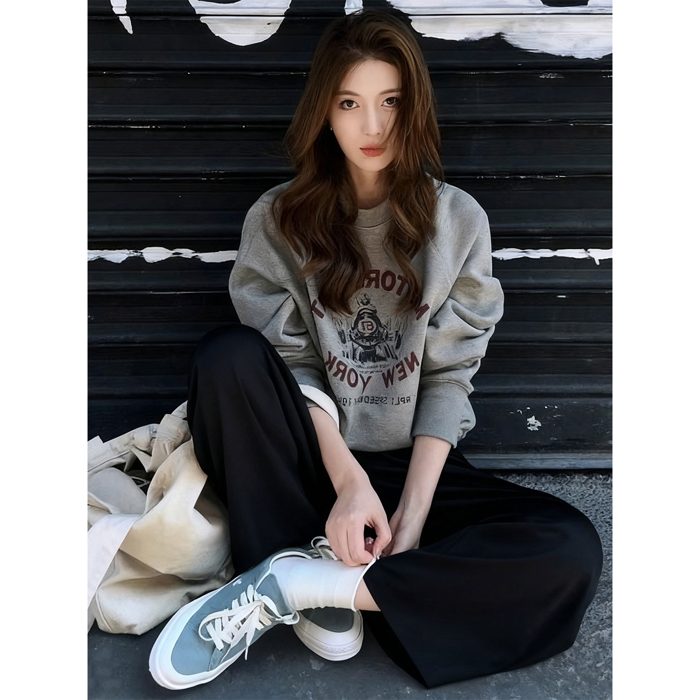 ROUMIKL秋日巨好看的2025气质一整套ootd穿搭灰色印花字母卫衣阔