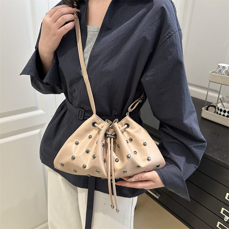 金属感手提包铆钉单肩小包斜挎包镂空鸡眼束口水桶包女包