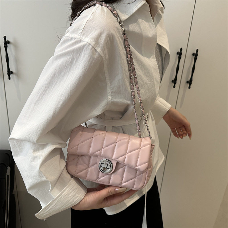 绣线2026时尚新款流行简约纯色休闲链条气质斜挎单肩小方包女