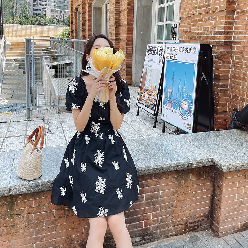 现货方领短袖设计感收腰系带刺绣连衣裙297-279-P105-K158，女装连衣裙，艾艾淮淮