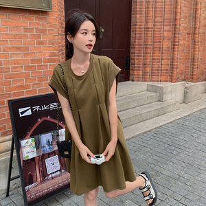 绿色宽松褶皱设计感连衣裙女夏新款法式高级感显瘦休闲无袖T恤裙图片