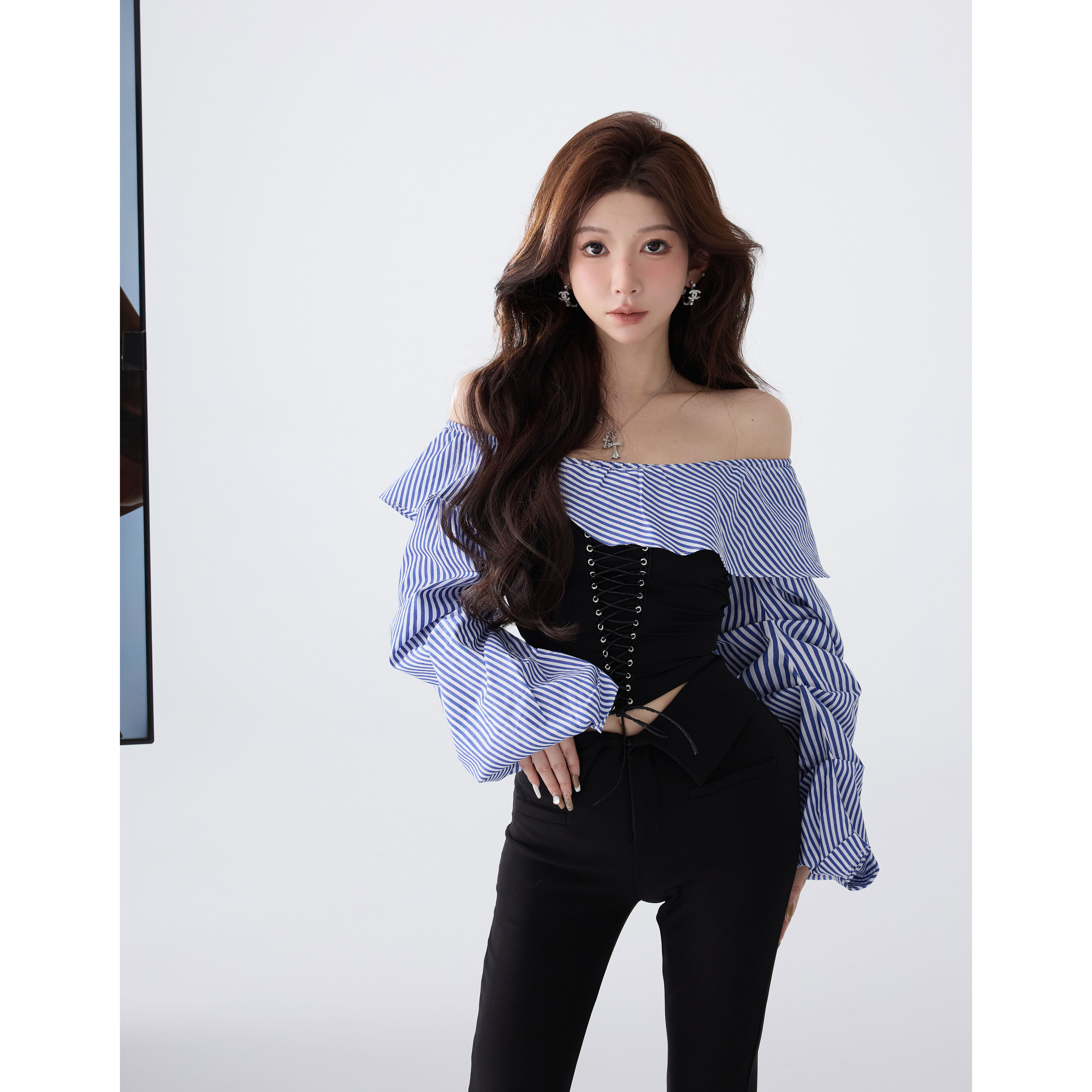 小雨姐姐【法曼尤莱特】设计感小众条纹荷叶边拼接修身气孔绑带短