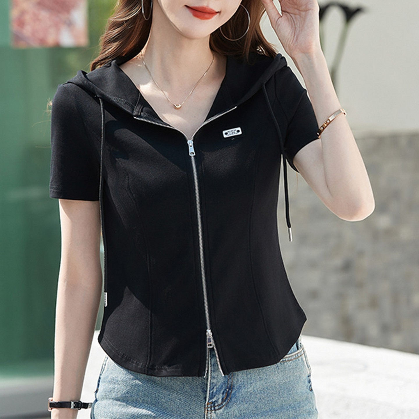 短款连帽短袖t恤女夏季2026新款设计感黑色白色卫衣薄款上衣小衫