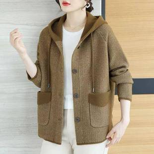 妈妈秋冬外套2024新款呢子中老年人短款连帽中年妇女洋气高贵大衣