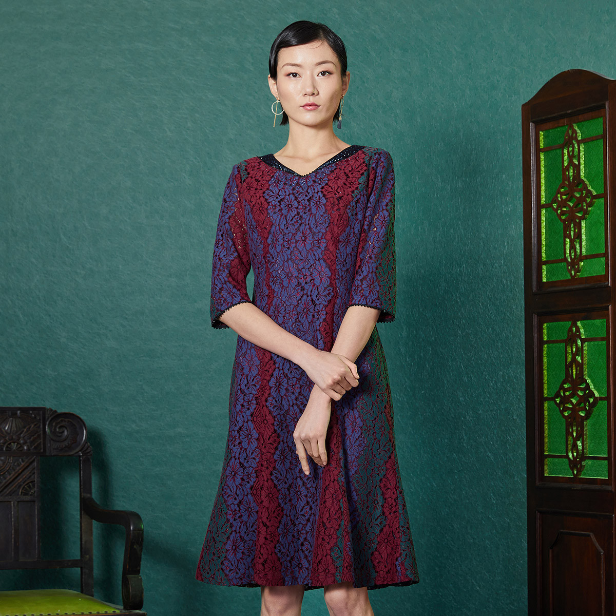 优雅气质V领蕾丝连衣裙女五分袖收腰显瘦中长款轻奢裙子