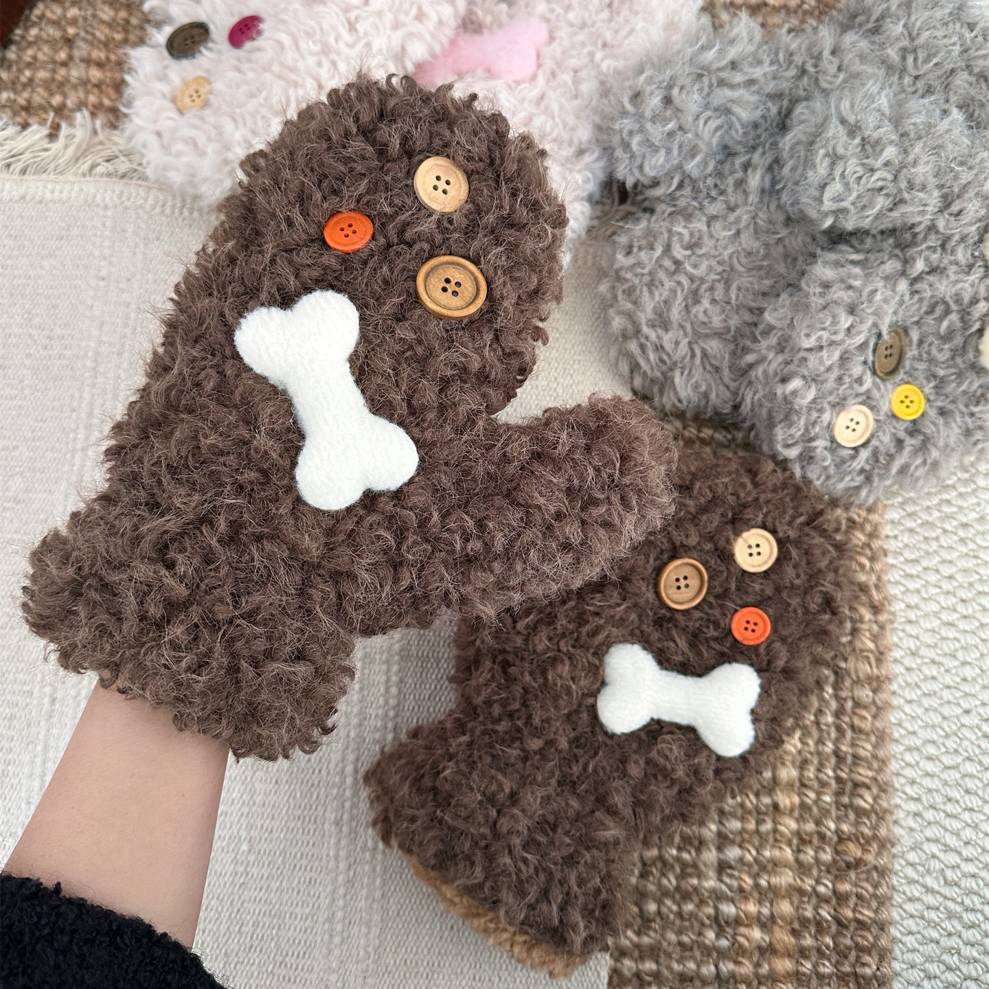 可爱卡通纽扣毛绒手套女冬季韩系加厚加绒保暖挂脖防寒毛绒手套潮