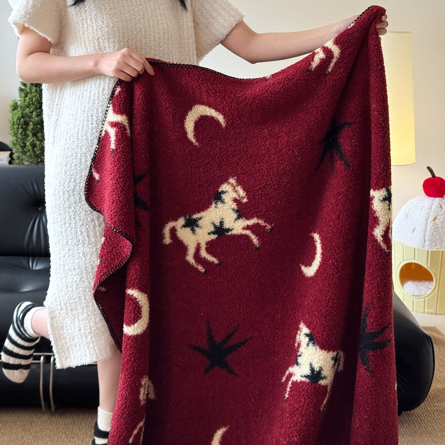 ins风毛毯半边绒2026新年款大红色沙发盖毯披肩办公室午睡小毯子1