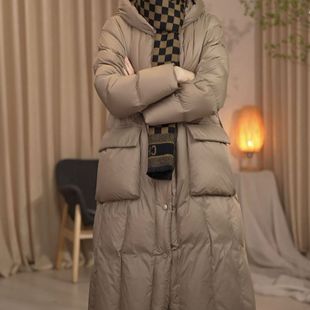 90%白鸭绒羽绒服女2025冬新款 过膝连帽休闲宽松加厚保暖外套 长款