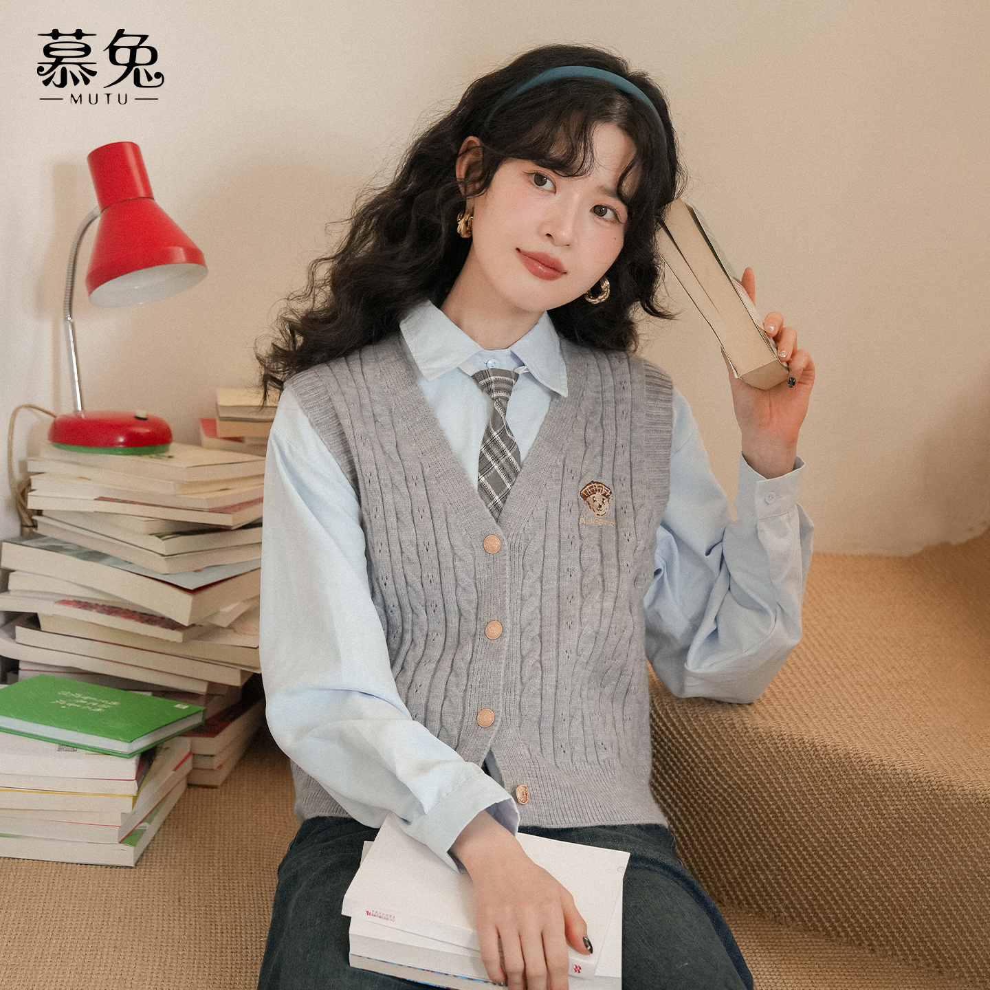慕兔学院风针织马甲衬衫套装
