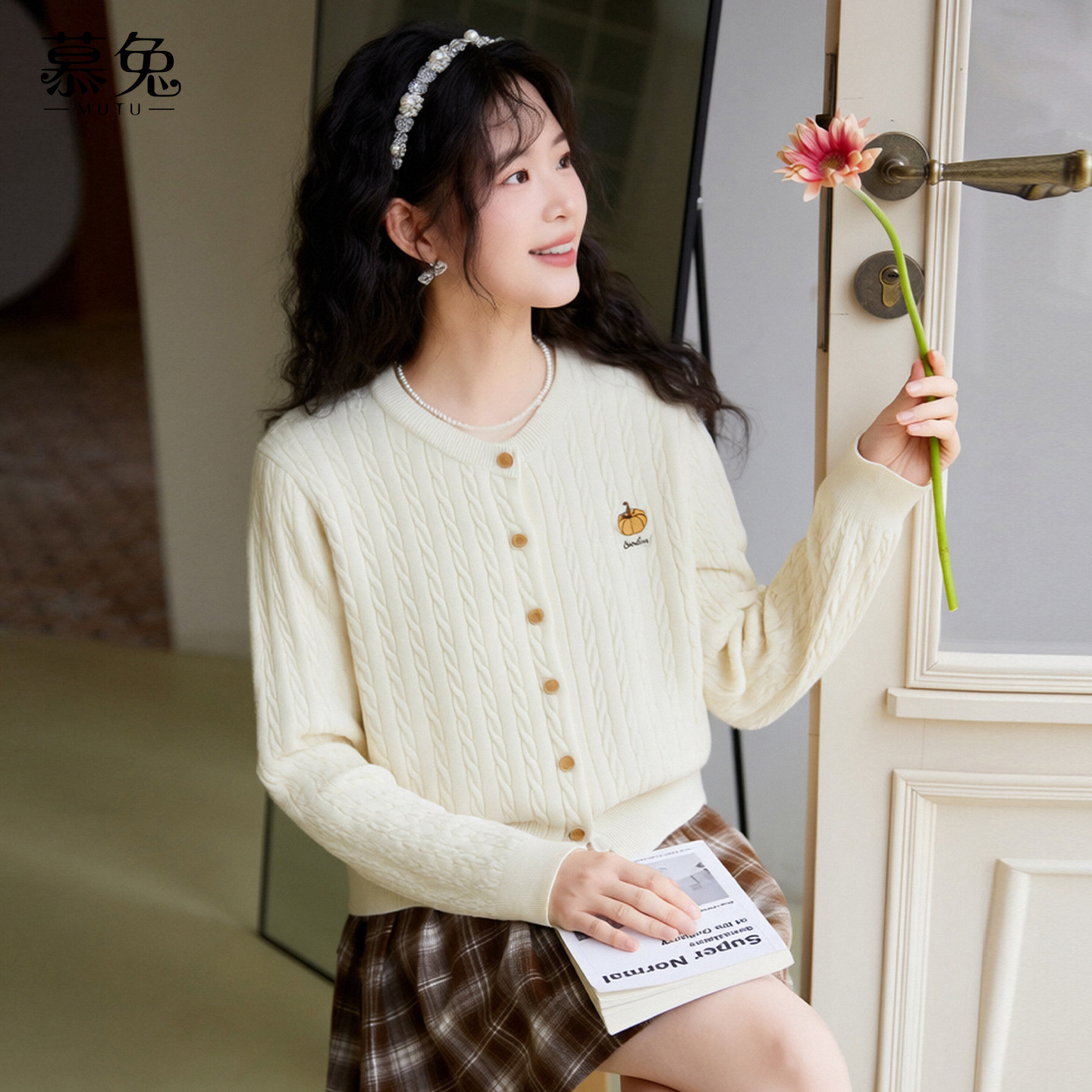 慕兔甜美橘色南瓜刺绣针织衫女2025冬季新款宽松软糯毛衣麻花上衣