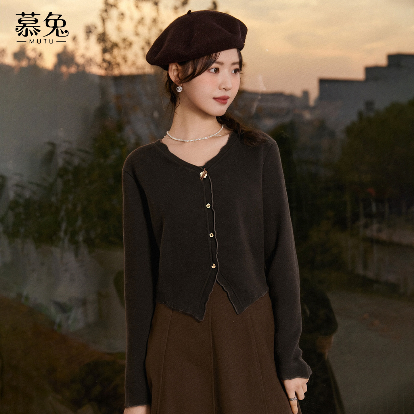 慕兔法式气质V领木耳边长袖t恤