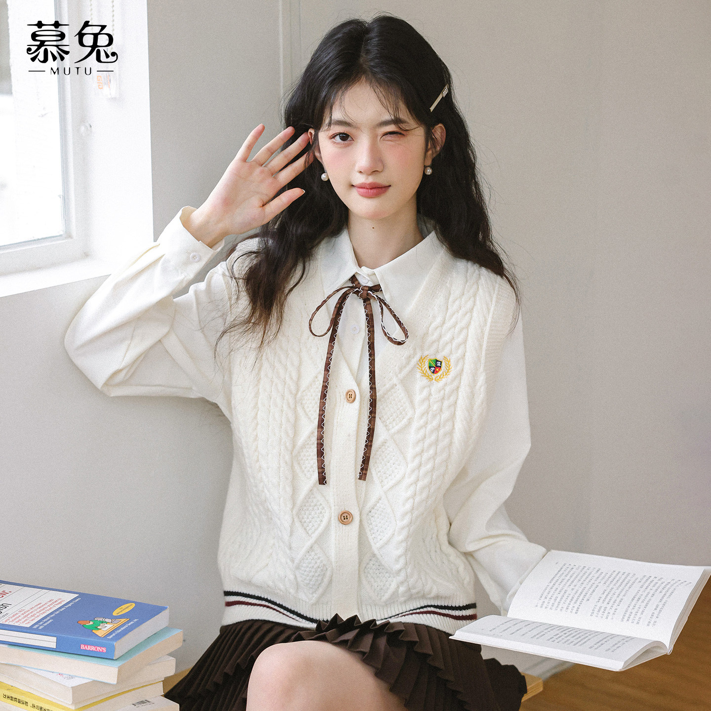 慕兔学院风叠穿套装女春2026新款刺绣V领针织马甲长袖衬衫两件套