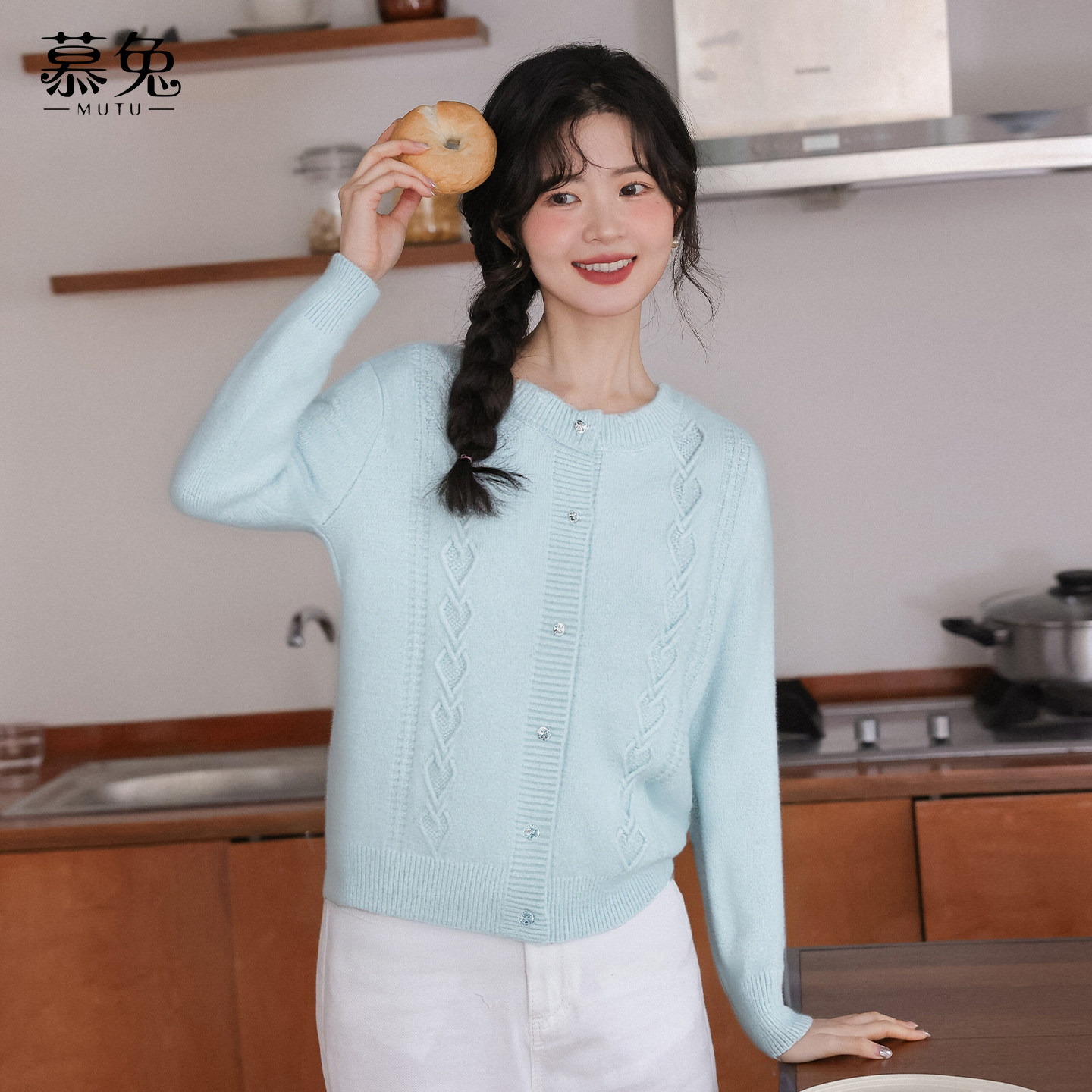 慕兔甜美圆领麻花毛衣女2025冬季新款软糯慵懒风长袖针织开衫上衣
