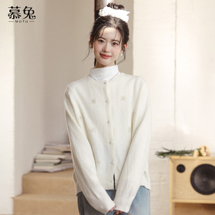 慕兔温柔风立体花朵毛衣开衫女2025冬季新款圆领宽松显瘦针织上衣