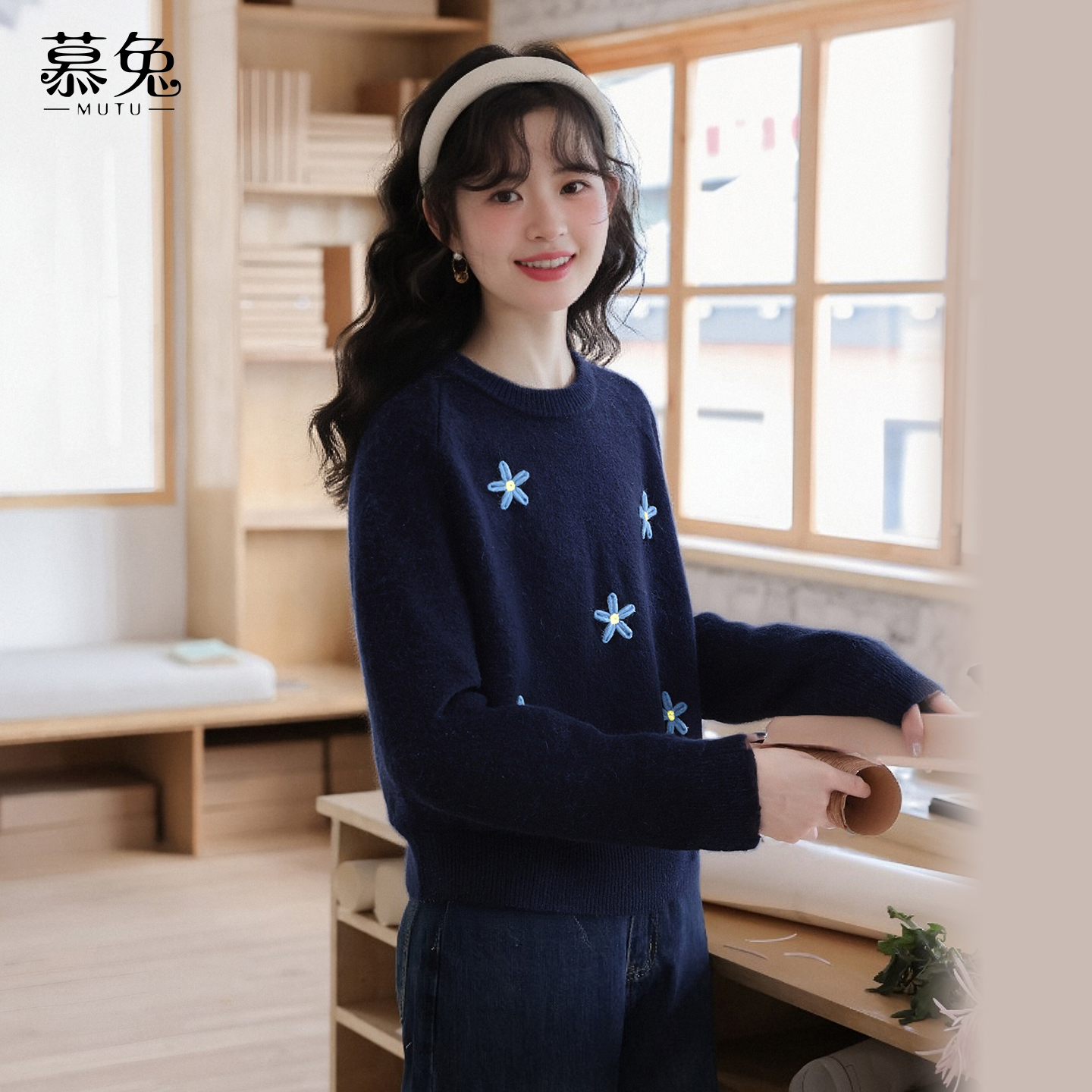 慕兔甜美花朵刺绣短款毛衣