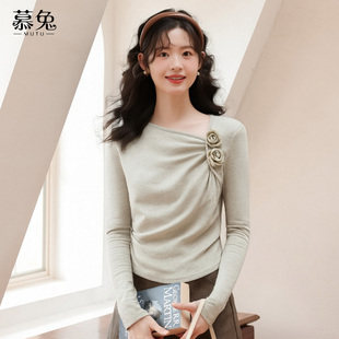 慕兔法式气质正肩斜领打底衫t恤女2025冬季新款别致立体花朵上衣