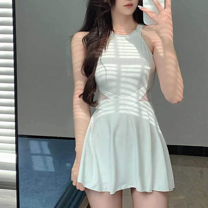 泳衣女连衣裙纯色吊带泳装修身显瘦泡温泉性感露背专业游泳衣