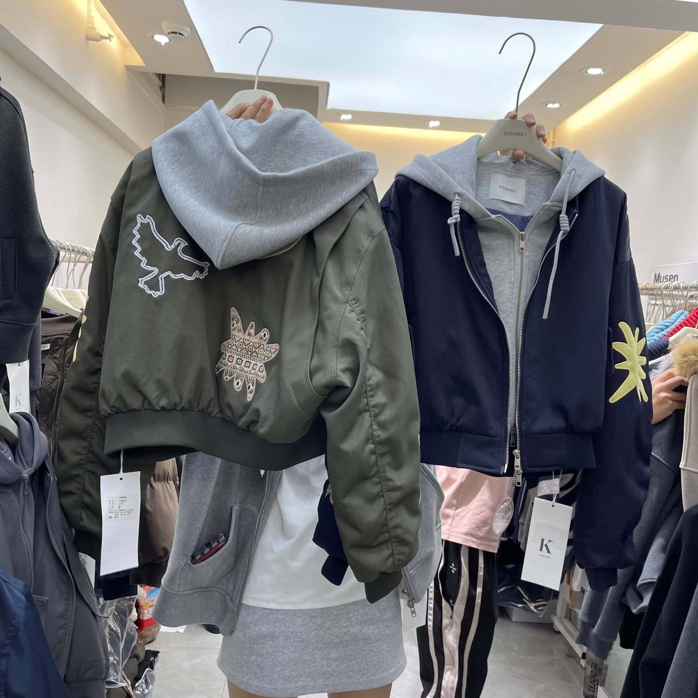 刺绣图案假两件连帽羽绒棒球服