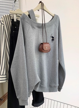 小马刺绣灰色斜肩露肩卫衣女春秋2025新款慵懒风休闲无帽长袖上衣
