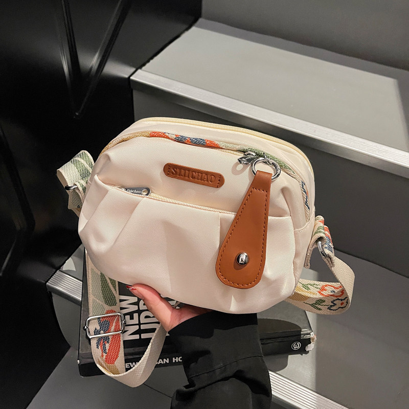 防水牛津布斜挎包包2026新款大容量单肩包休闲小众设计女士通勤包