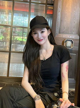 网红女神花三三同款 黑色大领口弧度下摆T恤上衣