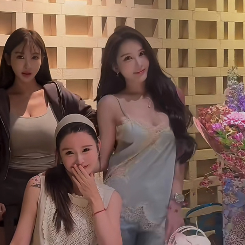 网红女神花三三同款 气质水蓝色蕾丝不规则吊带上衣