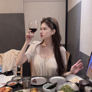 网红顶美花三三同款 韩女设计感这周深圆领轻薄透视温柔短袖上衣