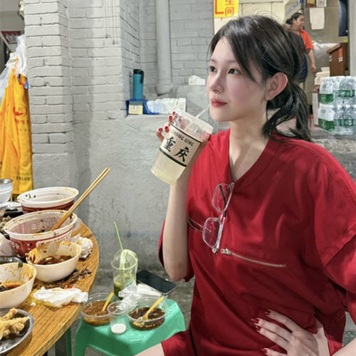 网红女神花三三 美商穿搭大红色中长款印花落肩中袖气质宽松大T恤