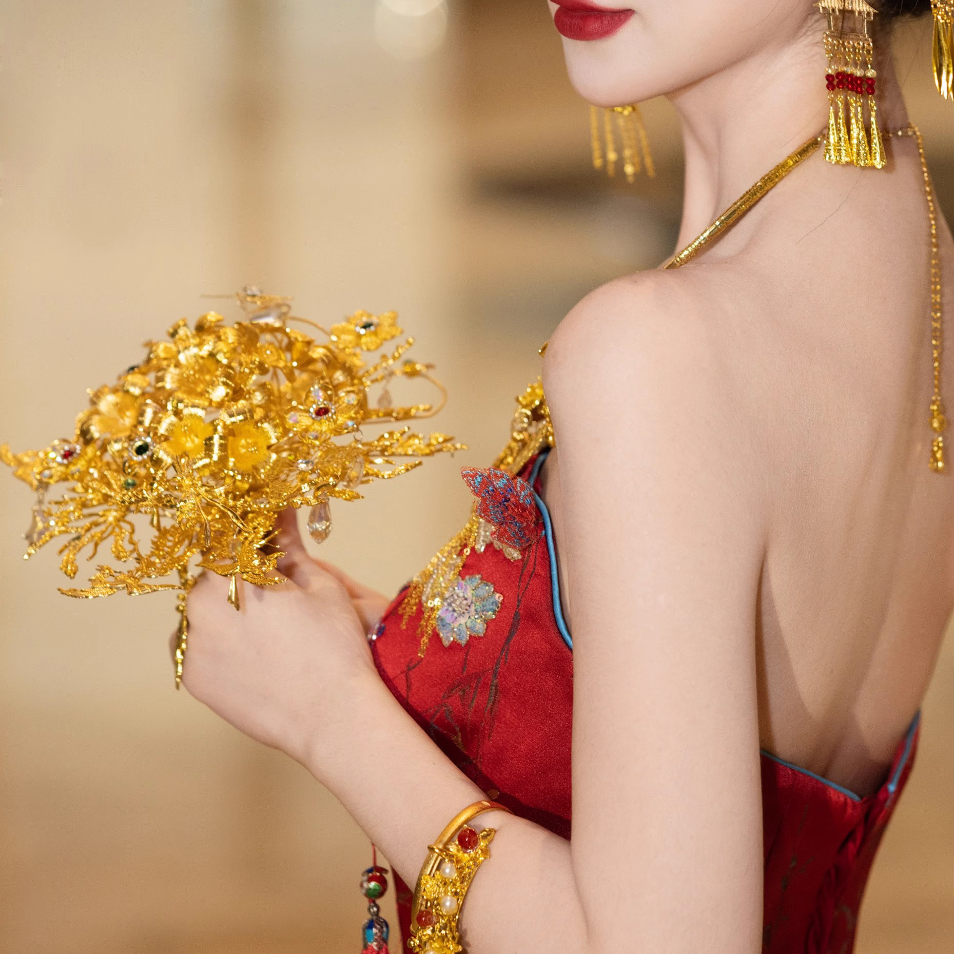 金色手捧花新娘中式婚礼秀禾旗袍服龙凤褂晨袍汉服饰品红绿水钻
