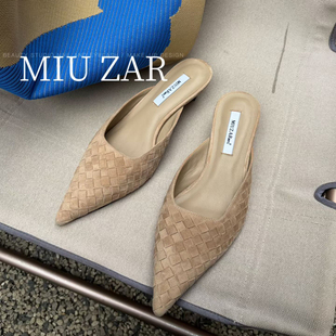 妙莎MIUZAR女鞋2026春夏新款尖头中跟凉拖一体色编织细跟真皮半拖