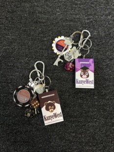 小心袖口 原创KANYE辍学熊专辑烟盒挂饰小众美式钥匙扣包包配饰