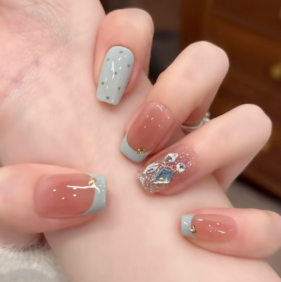 【奶油碎花】手工穿戴甲腮红蓝色法式碎钻短款显白高级感温柔美甲