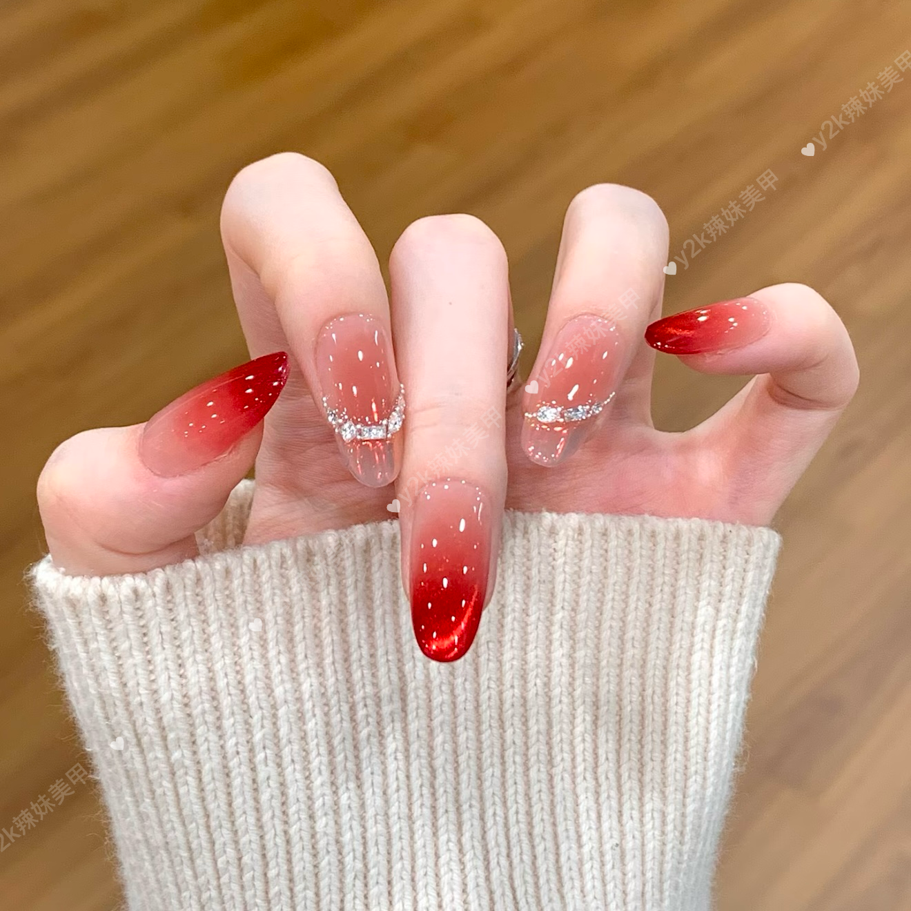 手工穿戴甲圣诞新年晕染冰透红色渐变猫眼高级感纯欲风显白美甲贴