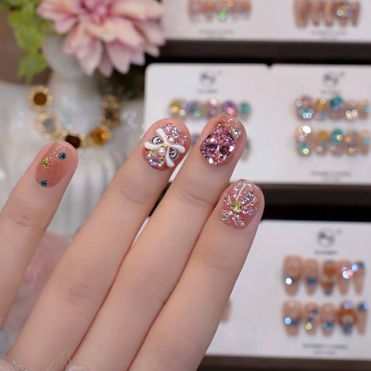 【暴富醒狮】纯手工穿戴甲新年醒狮爆闪烟花猫眼高级感显白美甲贴,彩妆/香水/美妆工具,穿戴甲/甲片,淘宝优惠券,粉丝福利购,淘宝优惠卷