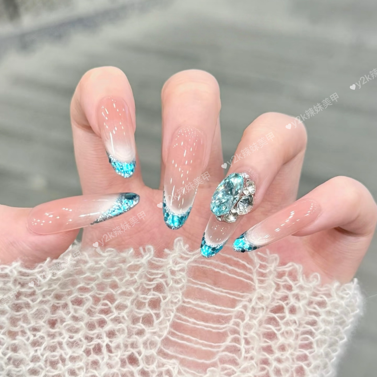 【蓝色多巴胺】手工猫眼穿戴甲蓝色亮片法式腮红渐变高级感美甲贴