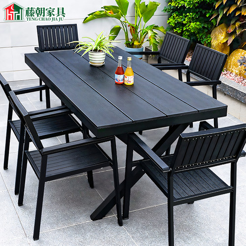 桌面和椅子都是塑木材质桌椅