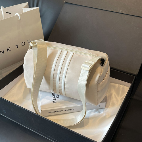 小众吐司包2025新款时尚运动健身包短途旅行枕头休闲宽肩带斜挎包